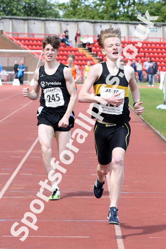 Boys under-15s 800 metres, North Eastern Champs, Gateshead Stadium. Photo: David T. Hewitson/Sports for All Pics
